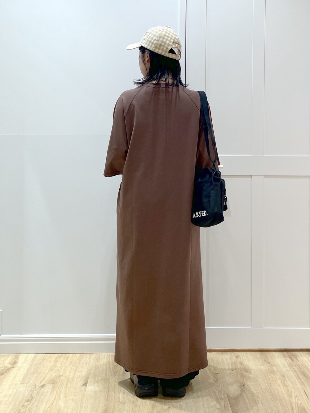 ピンク系のショルダーバッグ、ブラック系のその他パンツ、ブラウン系のワンピースを着用したレディースの夏コーディネートの3枚目の写真