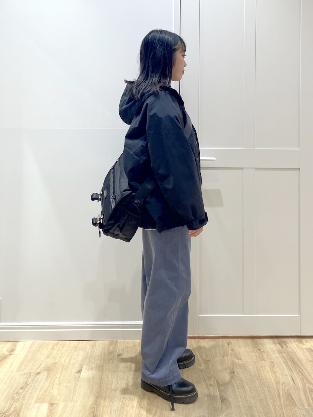 ブラック系のブーツ、ブルー系のその他パンツ、ブラック系のマウンテンパーカーを着用したレディースの冬コーディネートの4枚目の写真