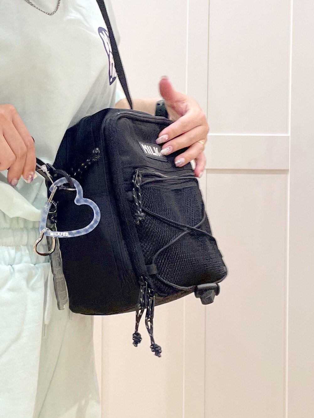 グリーン系のスウェットパンツ、グリーン系のTシャツ/カットソー、ブラック系のショルダーバッグを着用したレディースの夏コーディネートの4枚目の写真