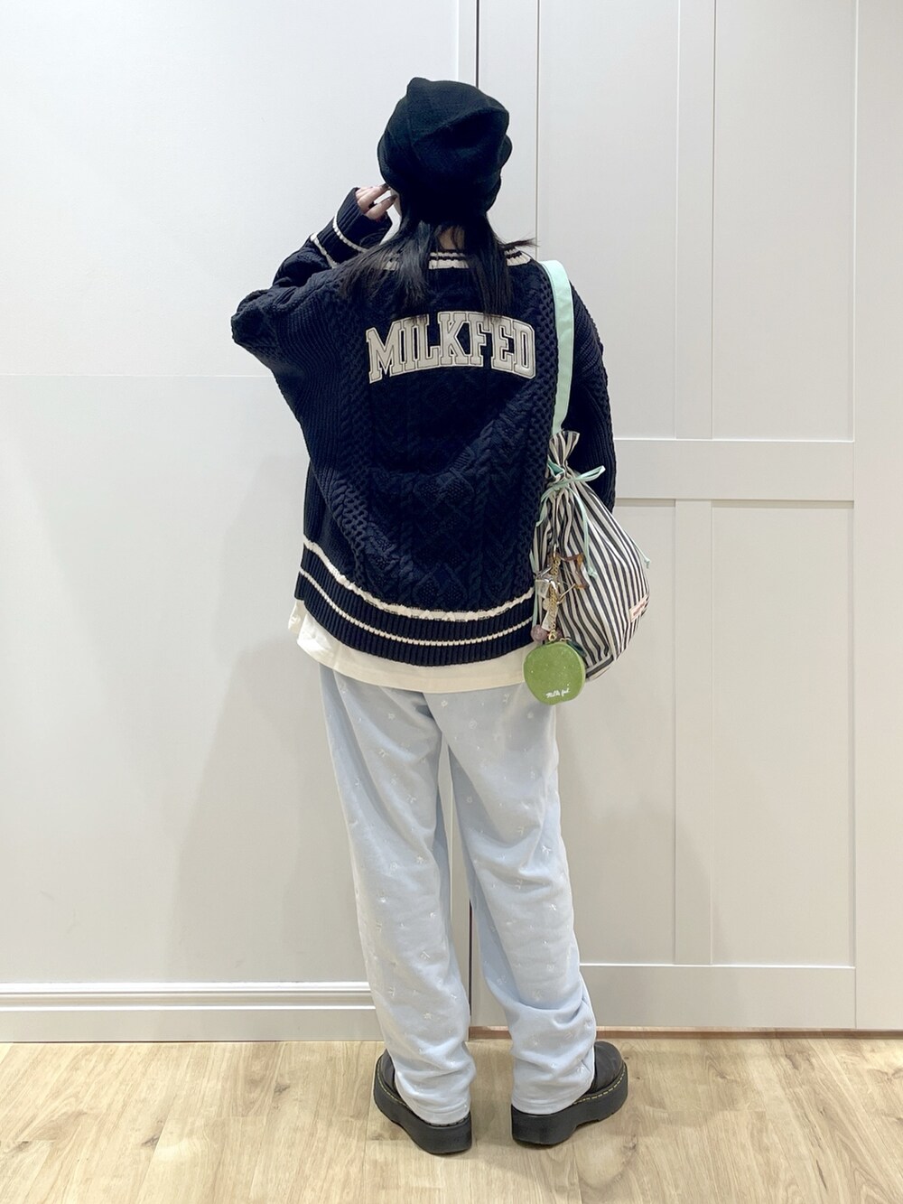 ブルー系のニット/セーター、ホワイト系のTシャツ/カットソー、ブルー系のスウェットパンツを着用したレディースの冬コーディネートの3枚目の写真