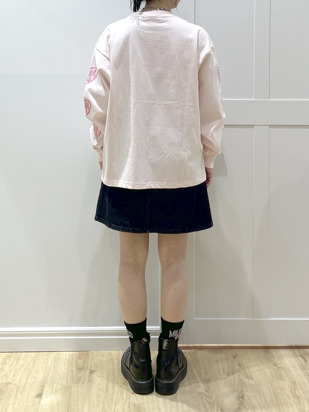 ホワイト系のTシャツ/カットソー、ベージュ系のパーカー、ブラック系のデニムスカートを着用したレディースの冬コーディネートの9枚目の写真