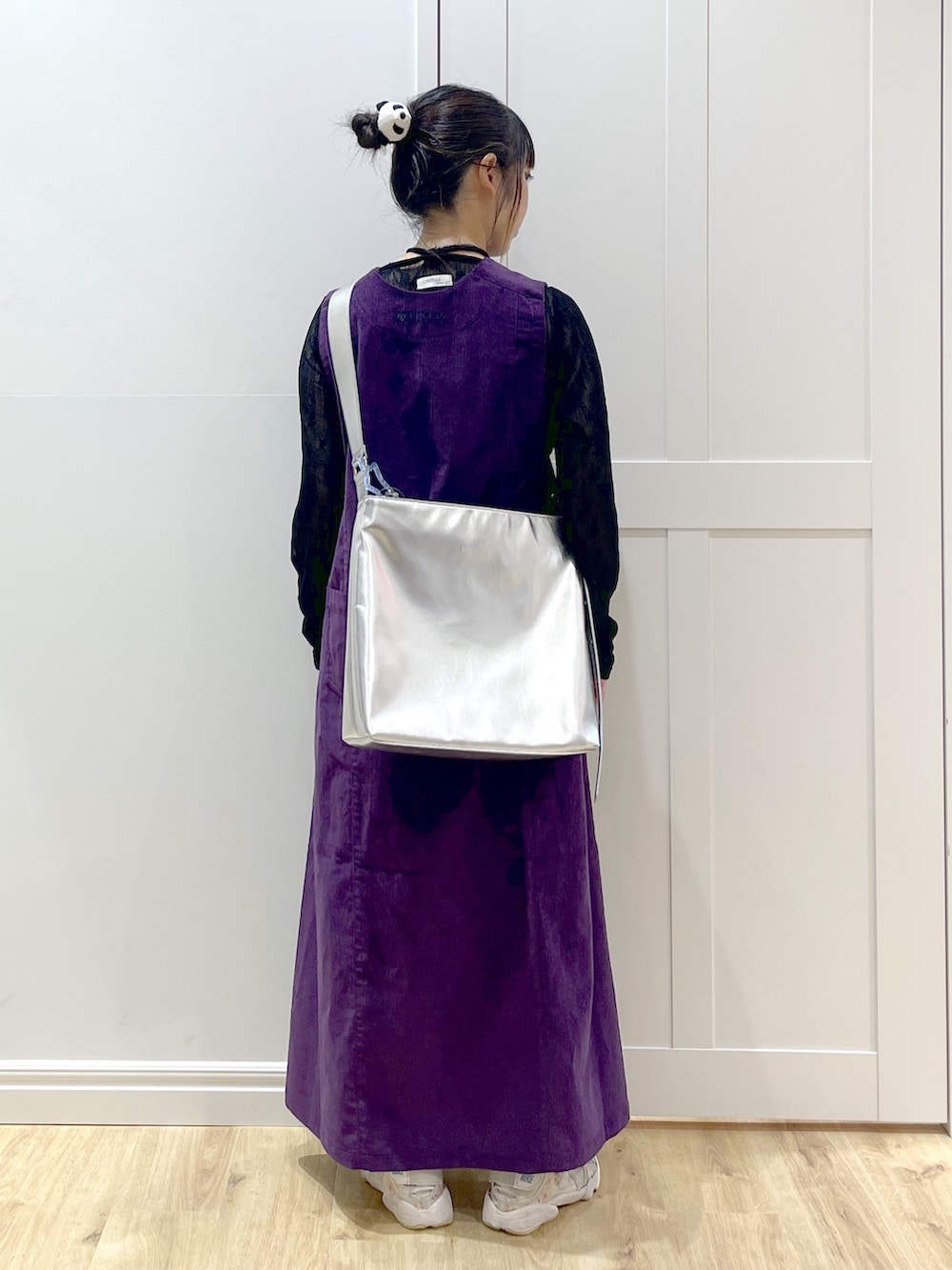 パープル系のワンピース、ブラック系のTシャツ/カットソー、シルバー系のショルダーバッグを着用したレディースの秋コーディネートの3枚目の写真
