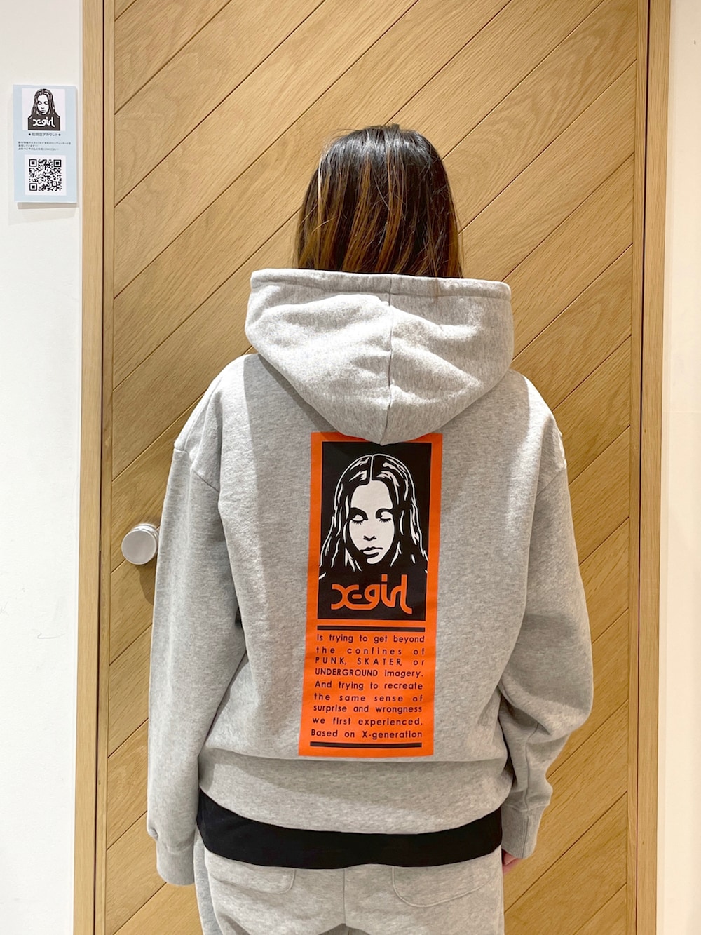 グレー系のスウェットパンツ、ホワイト系のスニーカー、グレー系のパーカーを着用したレディースの冬コーディネートの3枚目の写真