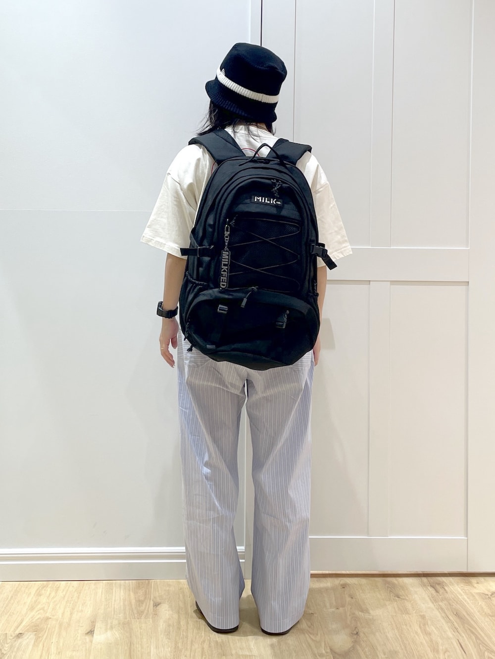 ホワイト系のTシャツ/カットソー、ブルー系のその他パンツ、ブラック系のブーツを着用したレディースの夏コーディネートの3枚目の写真