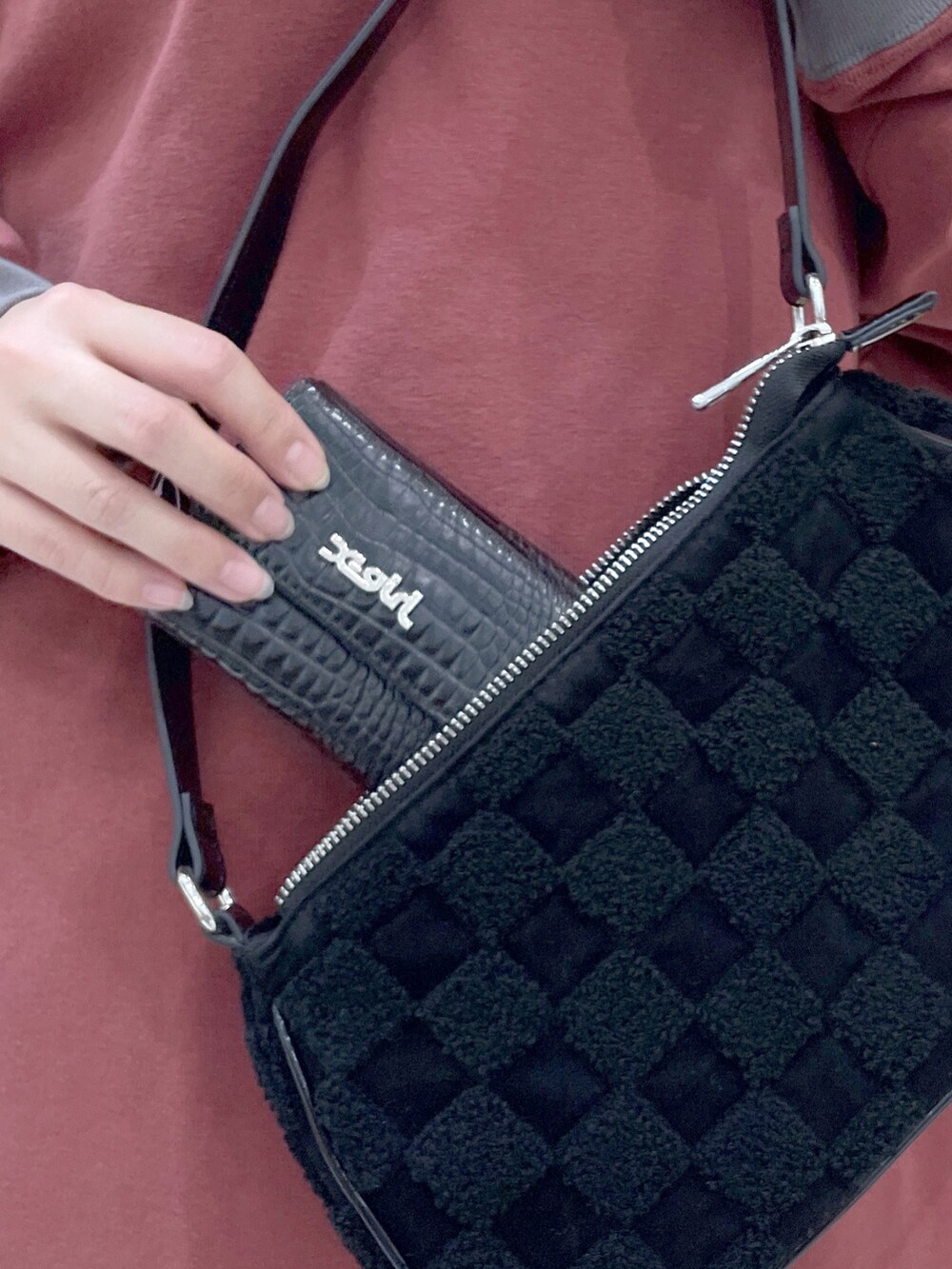 ブルー系のデニムパンツ、レッド系のスニーカー、ブラック系のハンドバッグを着用したレディースの秋コーディネートの4枚目の写真