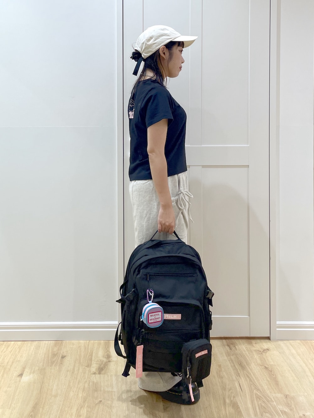 ブラック系のブーツを着用したレディースの夏コーディネートの5枚目の写真