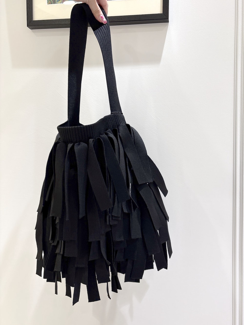 ブラック系のサンダル、ブラック系のショルダーバッグ、レッド系のスカートを着用したレディースの春コーディネートの5枚目の写真