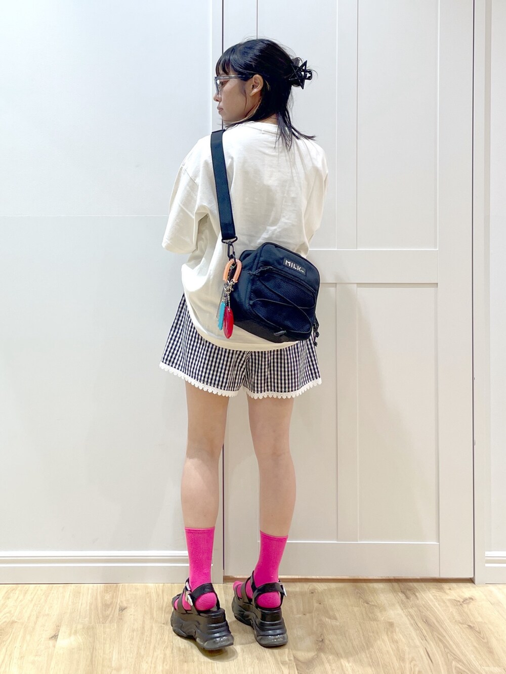 ブラック系のその他パンツ、ホワイト系のTシャツ/カットソー、ブラック系のサンダルを着用したレディースの夏コーディネートの2枚目の写真