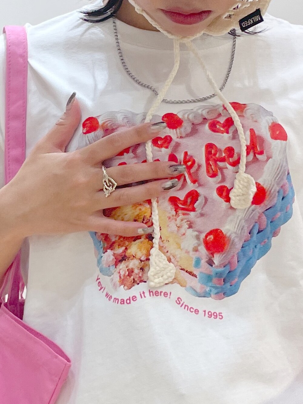 ブラック系のブーツ、ホワイト系のトートバッグ、ホワイト系のTシャツ/カットソーを着用したレディースの春コーディネートの3枚目の写真