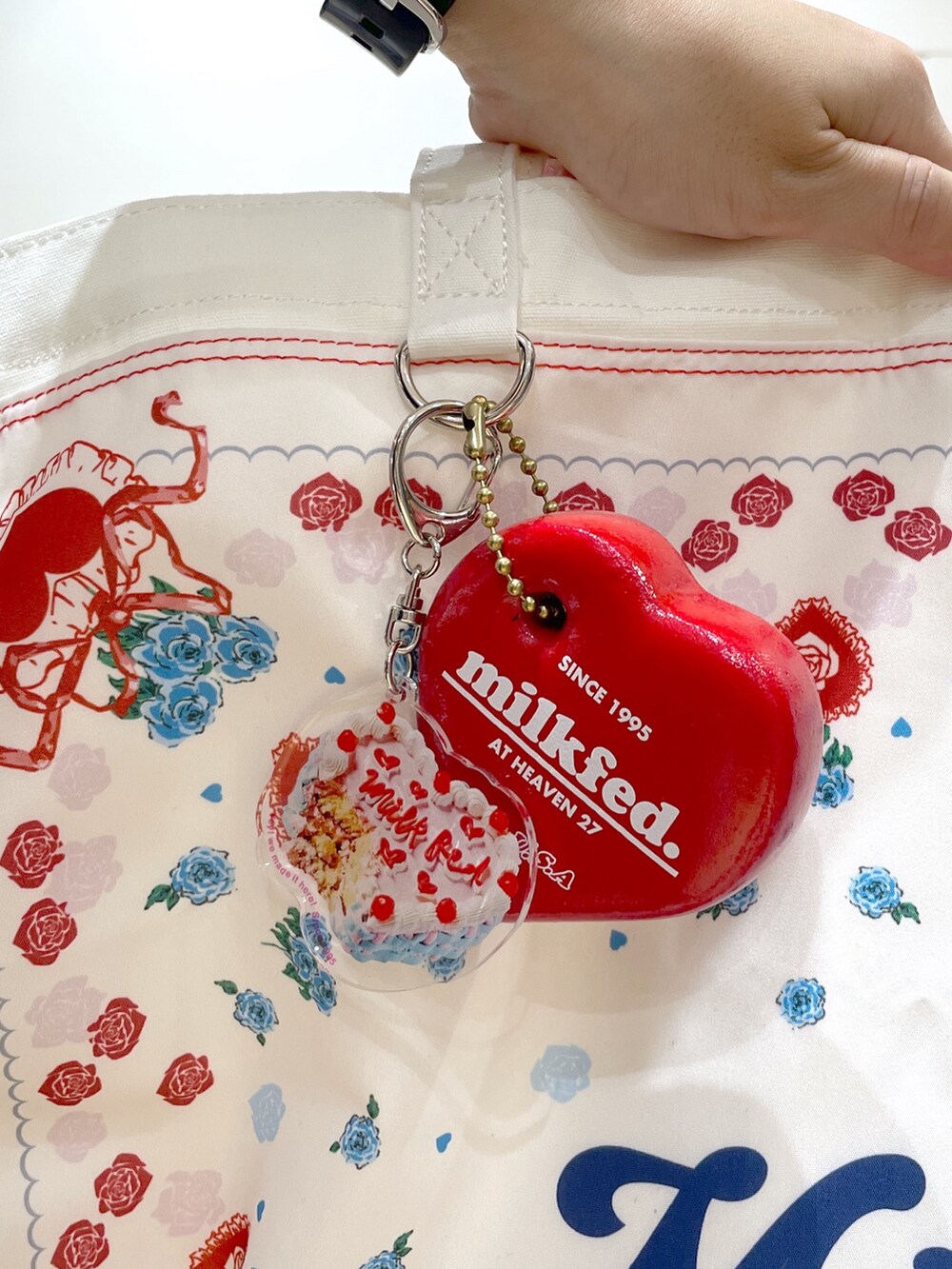 ブルー系のニット/セーター、ブラック系のデニムパンツ、ブラック系のサンダルを着用したレディースの夏コーディネートの5枚目の写真