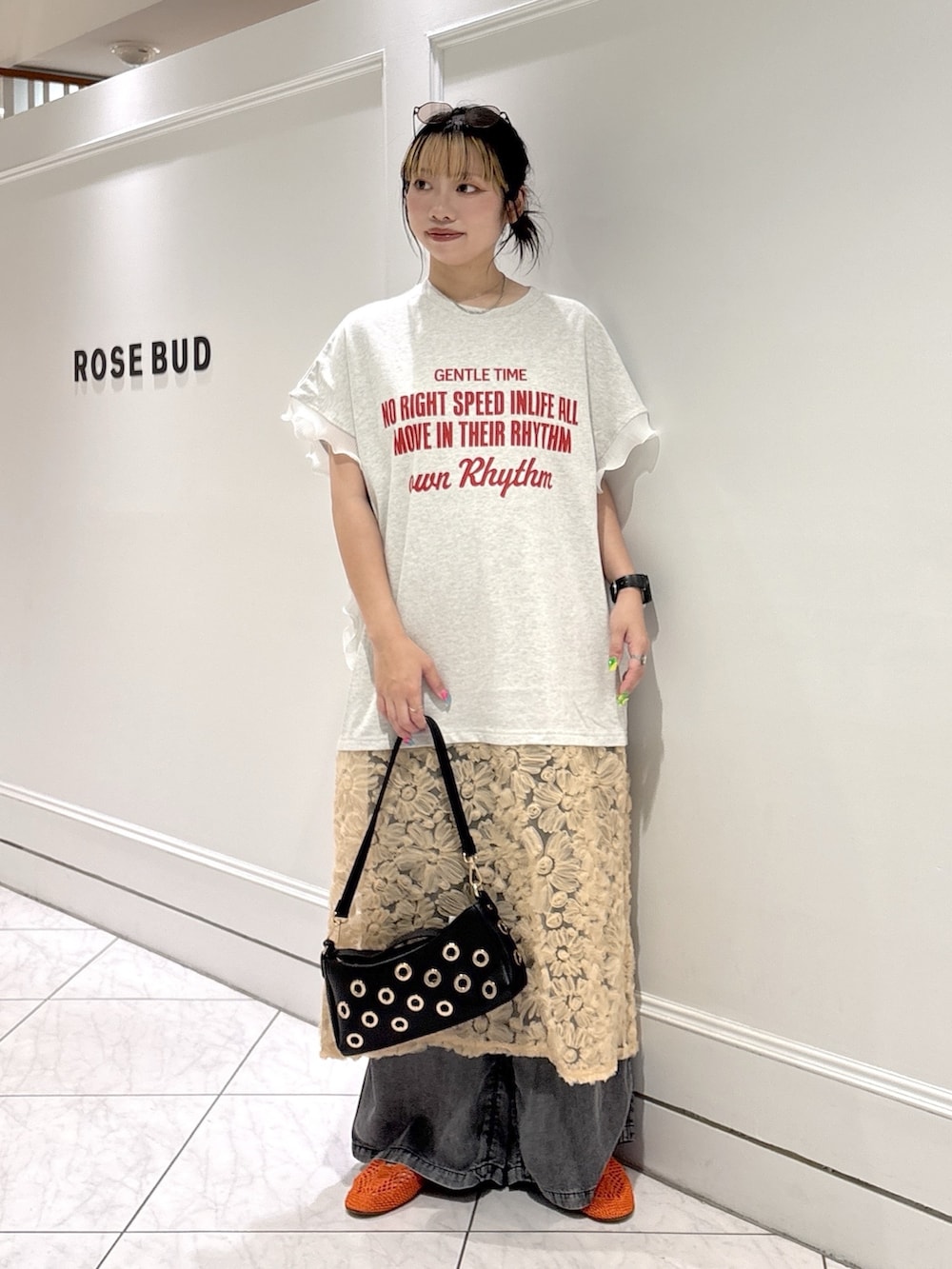 ベージュ系のワンピース、ブラック系のパンプス、ブラック系のショルダーバッグを着用したレディースの夏コーディネートの4枚目の写真