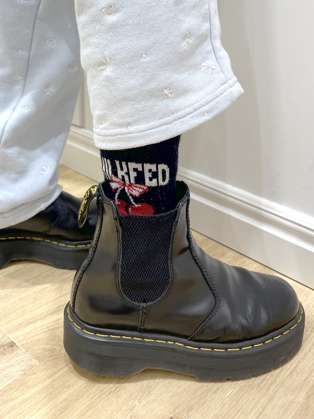 ブルー系のニット/セーター、ホワイト系のTシャツ/カットソー、ブルー系のスウェットパンツを着用したレディースの冬コーディネートの9枚目の写真