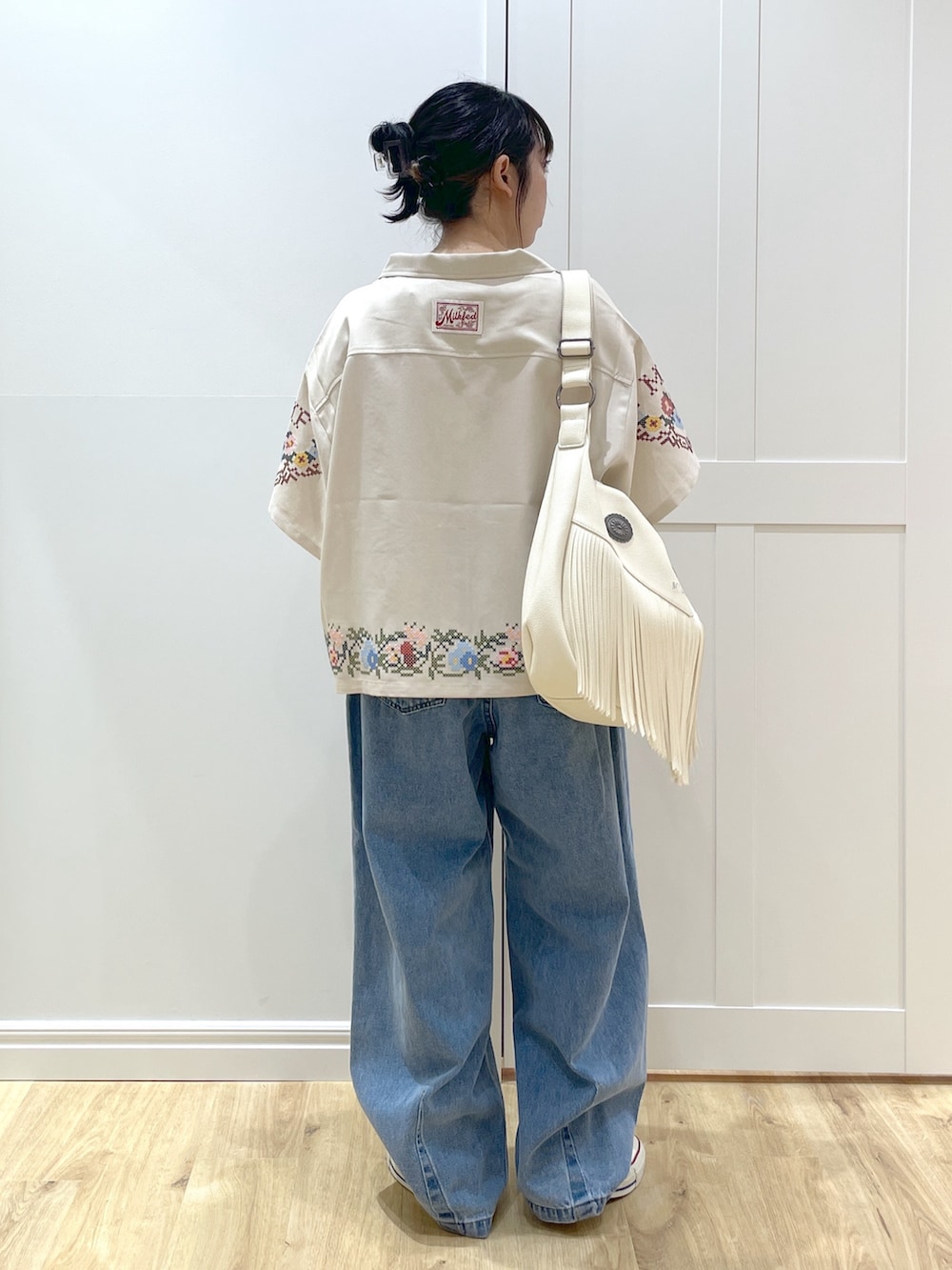「柄シャツ、ショルダーバッグ、ワイドパンツ、シャツスタイル、シンプルコーデ、夏コーデ、カジュアルスタイル、夏ファッション、30代コーデ、骨格ストレート、低身長、デニム、お出かけコーデ、コンバース、スニーカー」｜「MILKFED.のBEADS AND HEART CHARMS BRACELET（ブレスレット、ホワイト系）」を使った、SAKI 🍣さん（骨格ストレート・レディース・151cm）の春コーディネートの2枚目の写真
