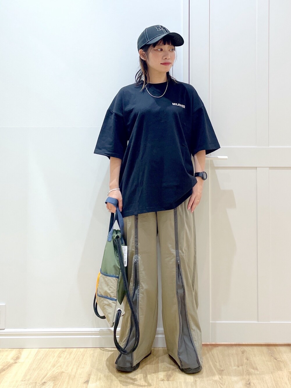 グリーン系のその他パンツ、ブラック系のTシャツ/カットソー、グリーン系のバックパック/リュックを着用したレディースの夏コーディネートの3枚目の写真