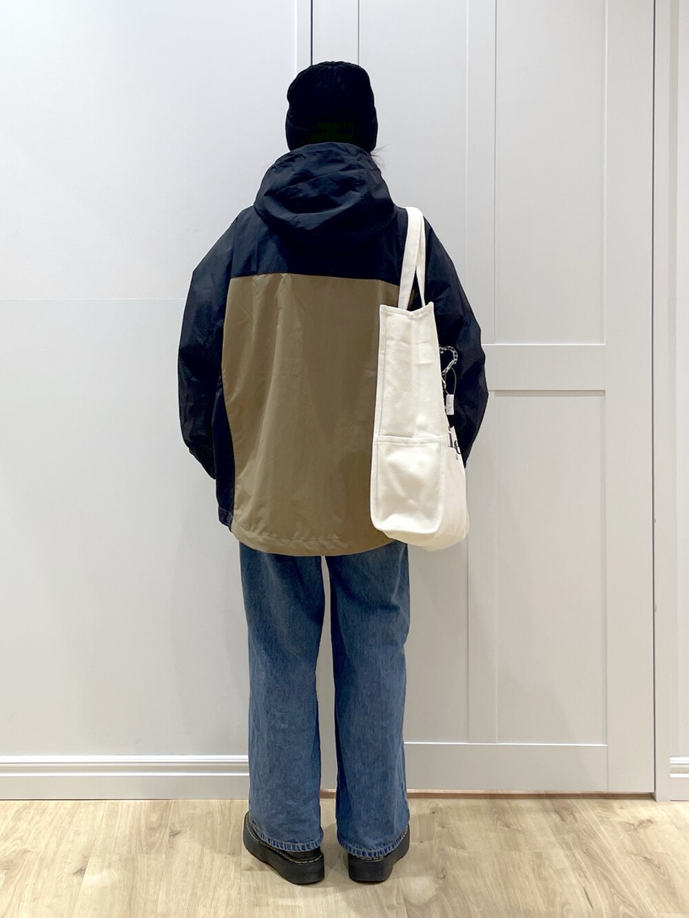 ブルー系のデニムパンツ、イエロー系のシャツ/ブラウス、ベージュ系のマウンテンパーカーを着用したレディースの冬コーディネートの5枚目の写真