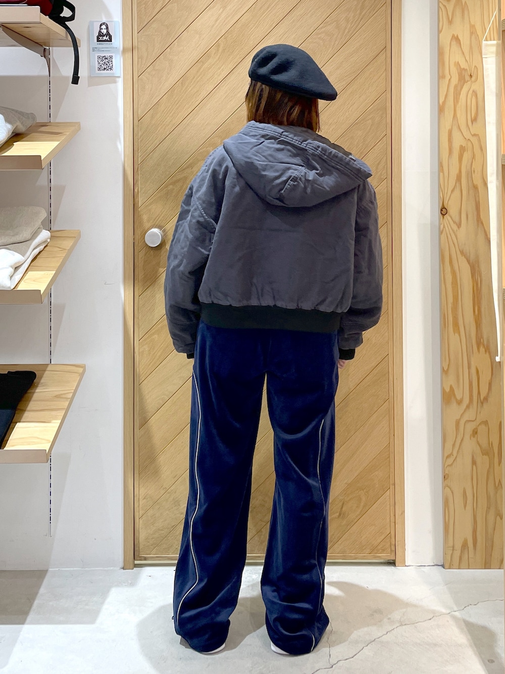 ブルー系のその他パンツ、ホワイト系のスニーカー、ブラック系のその他アウターを着用したレディースの秋コーディネートの3枚目の写真