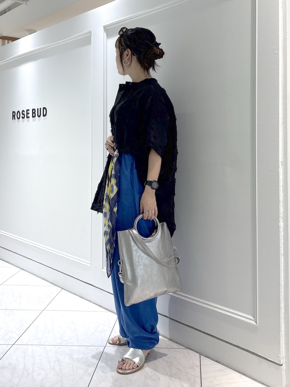ブラック系のシャツ/ブラウス、ブルー系のその他パンツ、シルバー系のサンダルを着用したレディースの夏コーディネートの2枚目の写真