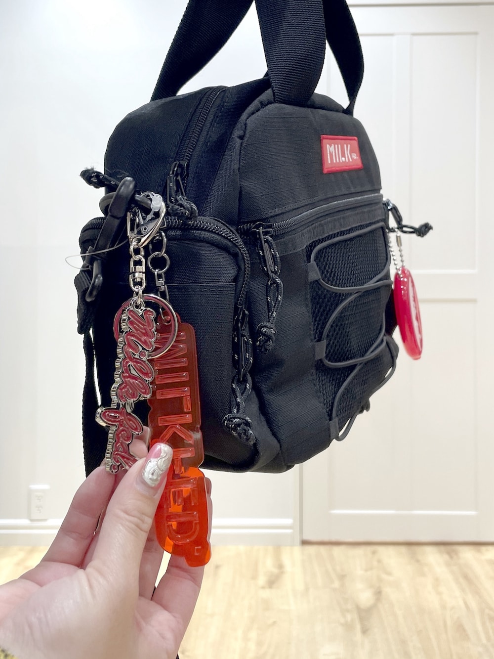 ブルー系のデニムパンツ、ブルー系のスウェット、イエロー系のシャツ/ブラウスを着用したレディースの冬コーディネートの5枚目の写真