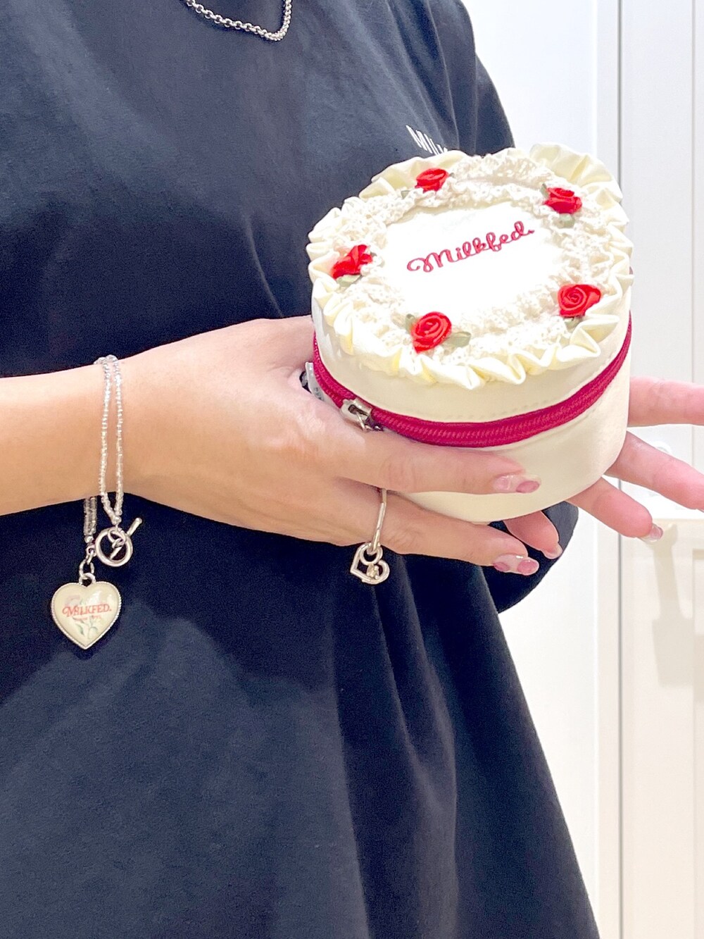 グリーン系のその他パンツ、ブラック系のTシャツ/カットソー、グリーン系のバックパック/リュックを着用したレディースの夏コーディネートの6枚目の写真