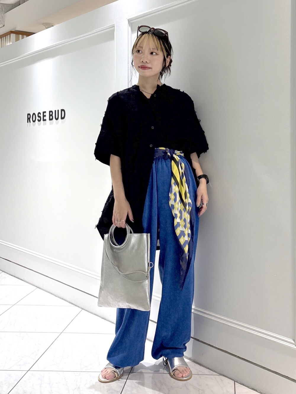ブラック系のシャツ/ブラウス、ブルー系のその他パンツ、シルバー系のサンダルを着用したレディースの夏コーディネートの4枚目の写真