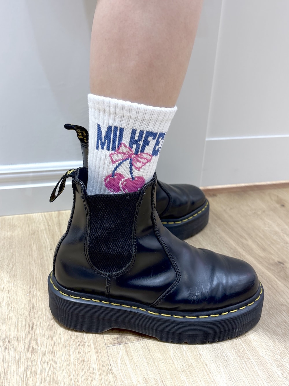 ホワイト系のデニムパンツ、グレー系のスウェット、ブラック系のバックパック/リュックを着用したレディースの冬コーディネートの7枚目の写真