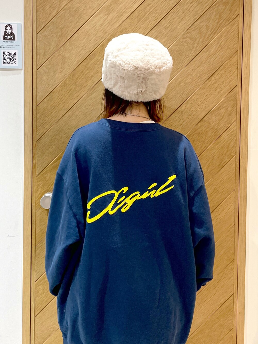 ブルー系のスウェット、ブラック系のその他パンツ、ブラック系のショルダーバッグを着用したレディースの冬コーディネートの2枚目の写真