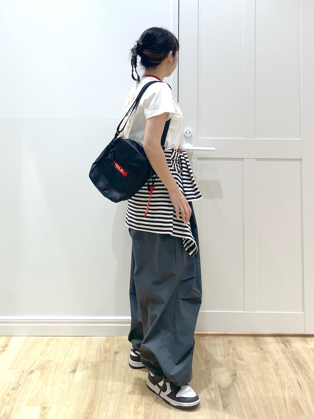 ブラック系のカーディガン/ボレロ、グレー系のその他パンツ、グレー系のTシャツ/カットソーを着用したレディースの春コーディネートの2枚目の写真