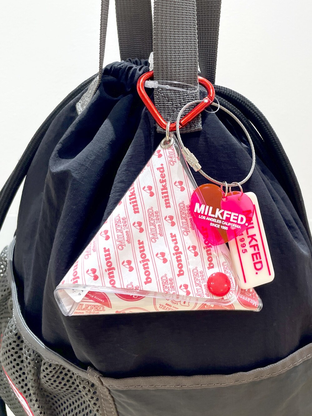 ホワイト系のデニムパンツ、ブラック系のブーツ、グレー系のTシャツ/カットソーを着用したレディースの夏コーディネートの9枚目の写真