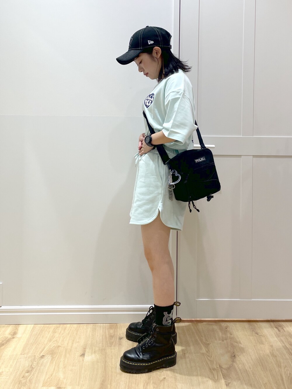 グリーン系のスウェットパンツ、グリーン系のTシャツ/カットソー、ブラック系のショルダーバッグを着用したレディースの夏コーディネートの3枚目の写真