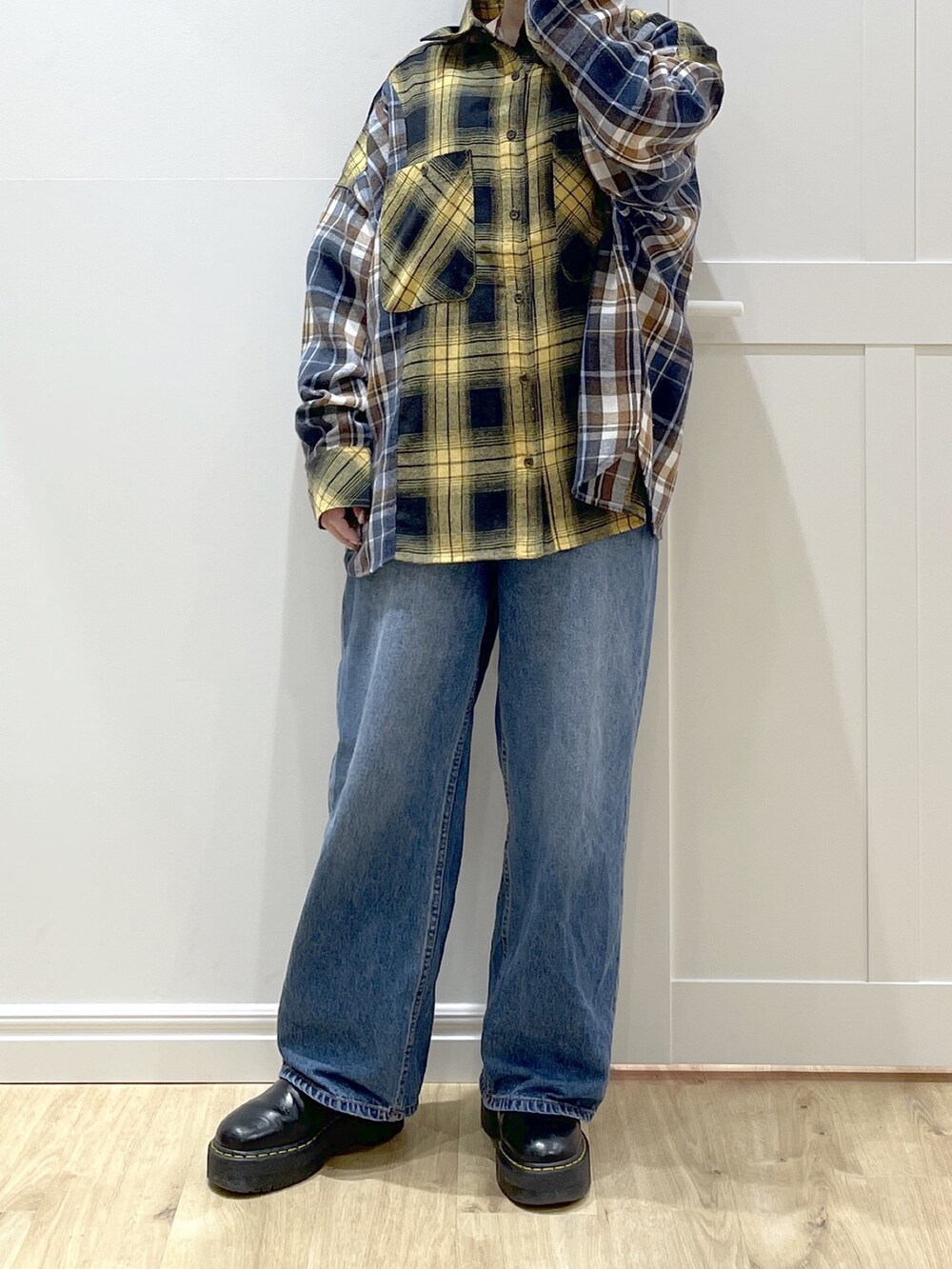 ブルー系のデニムパンツ、イエロー系のシャツ/ブラウス、ベージュ系のマウンテンパーカーを着用したレディースの冬コーディネートの6枚目の写真