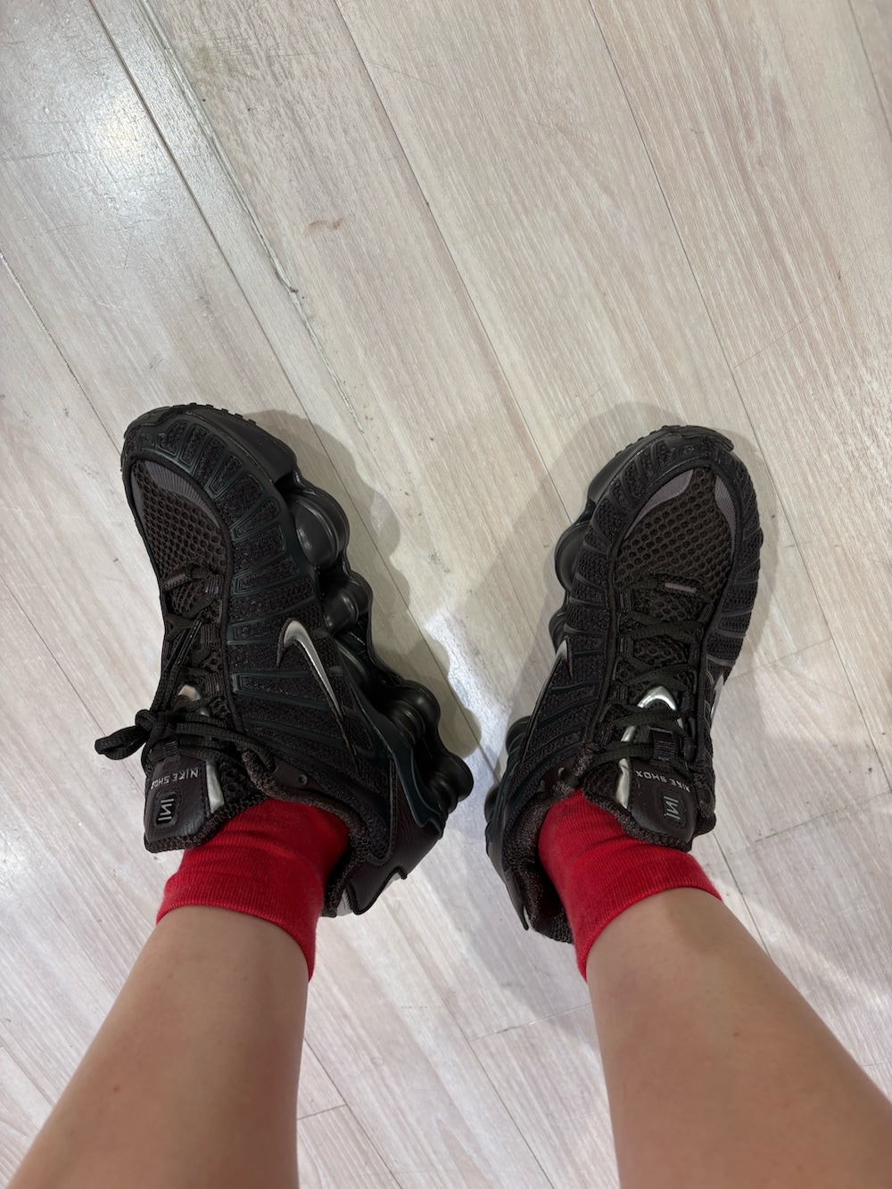 ブラック系のスウェット、ブラウン系のその他パンツ、レッド系のハンドバッグを着用したレディースの秋コーディネートの4枚目の写真