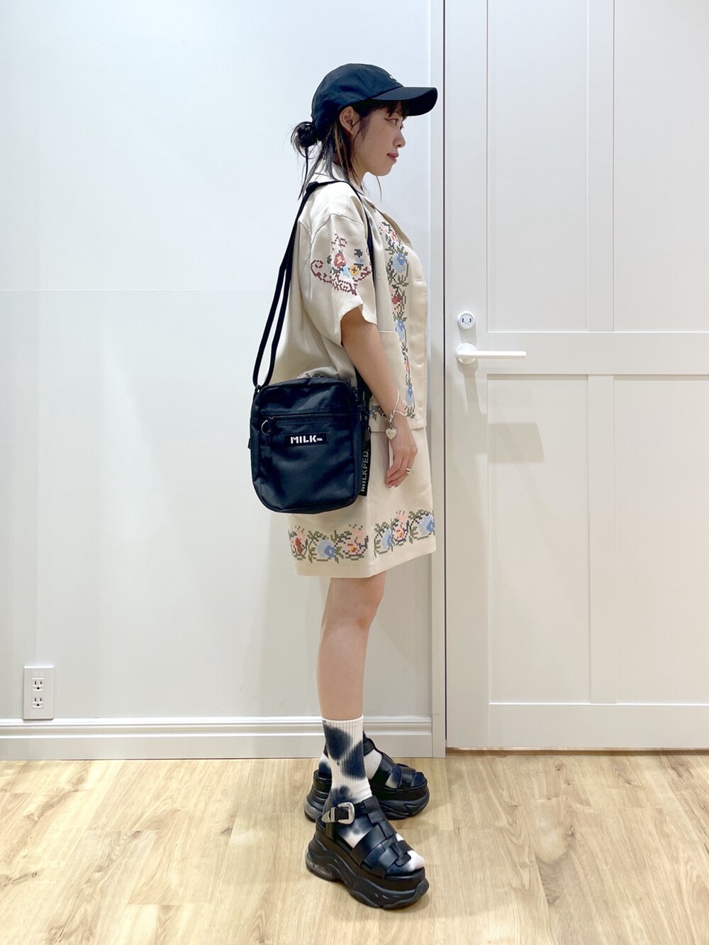 ホワイト系のシャツ/ブラウス、ホワイト系のその他パンツ、ブラック系のサンダルを着用したレディースの夏コーディネートの2枚目の写真