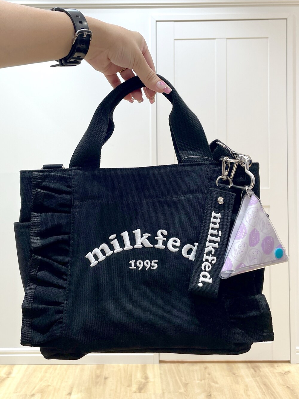 ブラック系のワンピース、ピンク系のその他パンツ、ブラック系のTシャツ/カットソーを着用したレディースの夏コーディネートの5枚目の写真