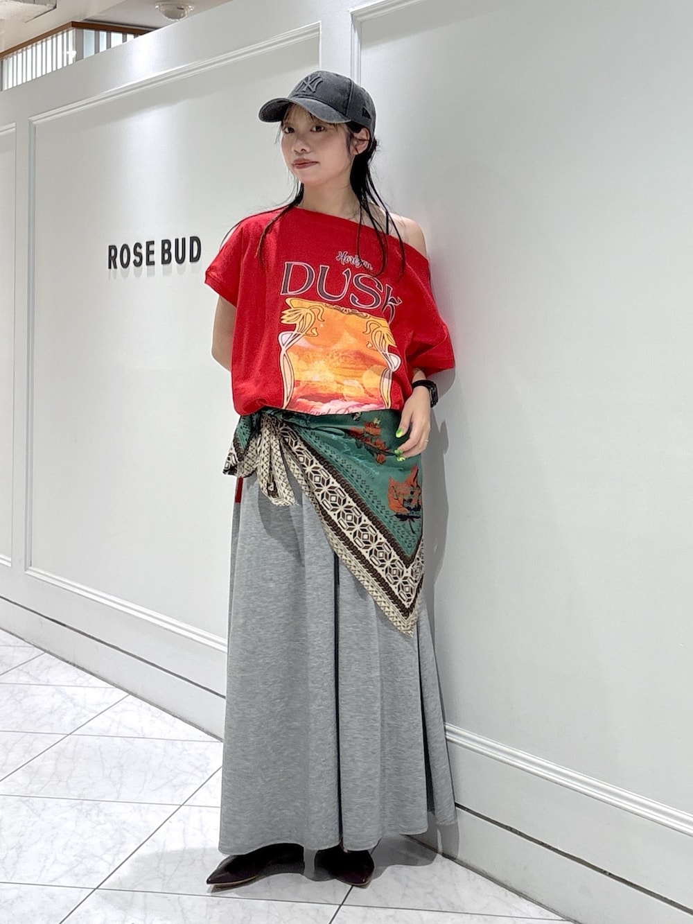 ブラウン系のパンプス、グレー系のスカート、レッド系のTシャツ/カットソーを着用したレディースの夏コーディネートの4枚目の写真