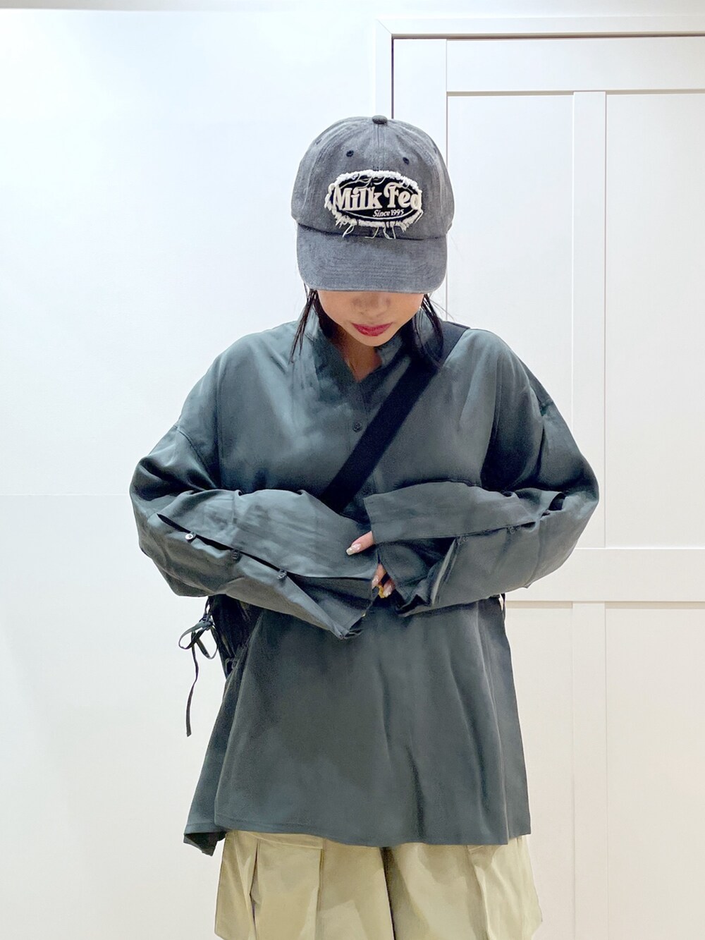 ブラック系のブーツ、グリーン系のシャツ/ブラウス、レッド系のショルダーバッグを着用したレディースの夏コーディネートの5枚目の写真