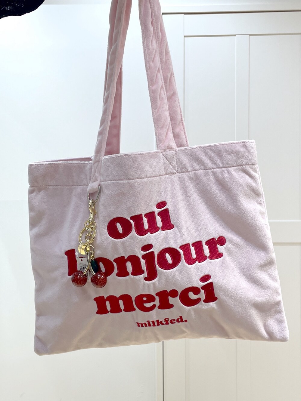 ブルー系のTシャツ/カットソー、ブラック系のTシャツ/カットソー、ブラック系のデニムパンツを着用したレディースの秋コーディネートの6枚目の写真