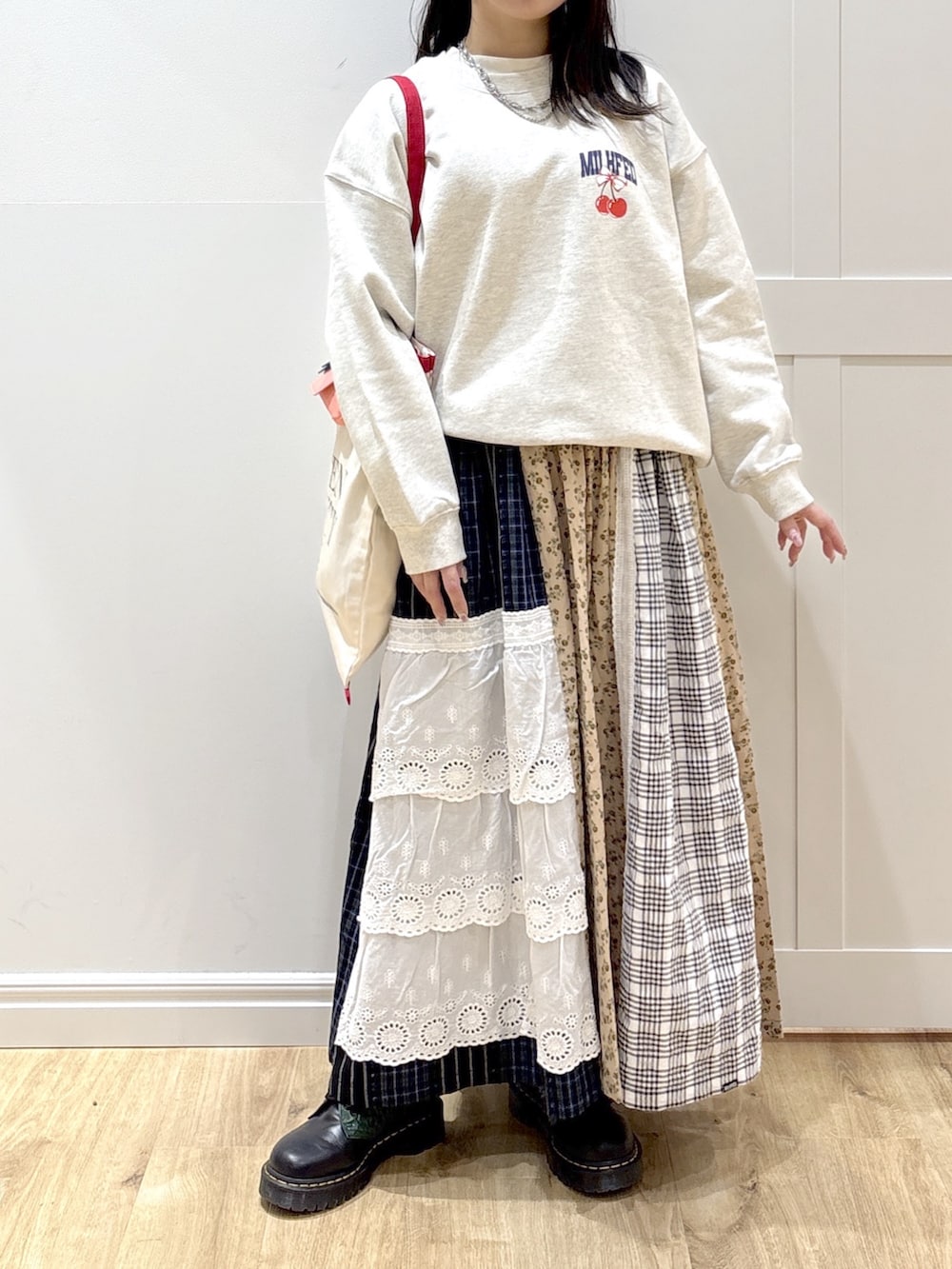 ホワイト系のトートバッグ、ベージュ系のスウェット、ベージュ系のスカートを着用したレディースの冬コーディネートの6枚目の写真