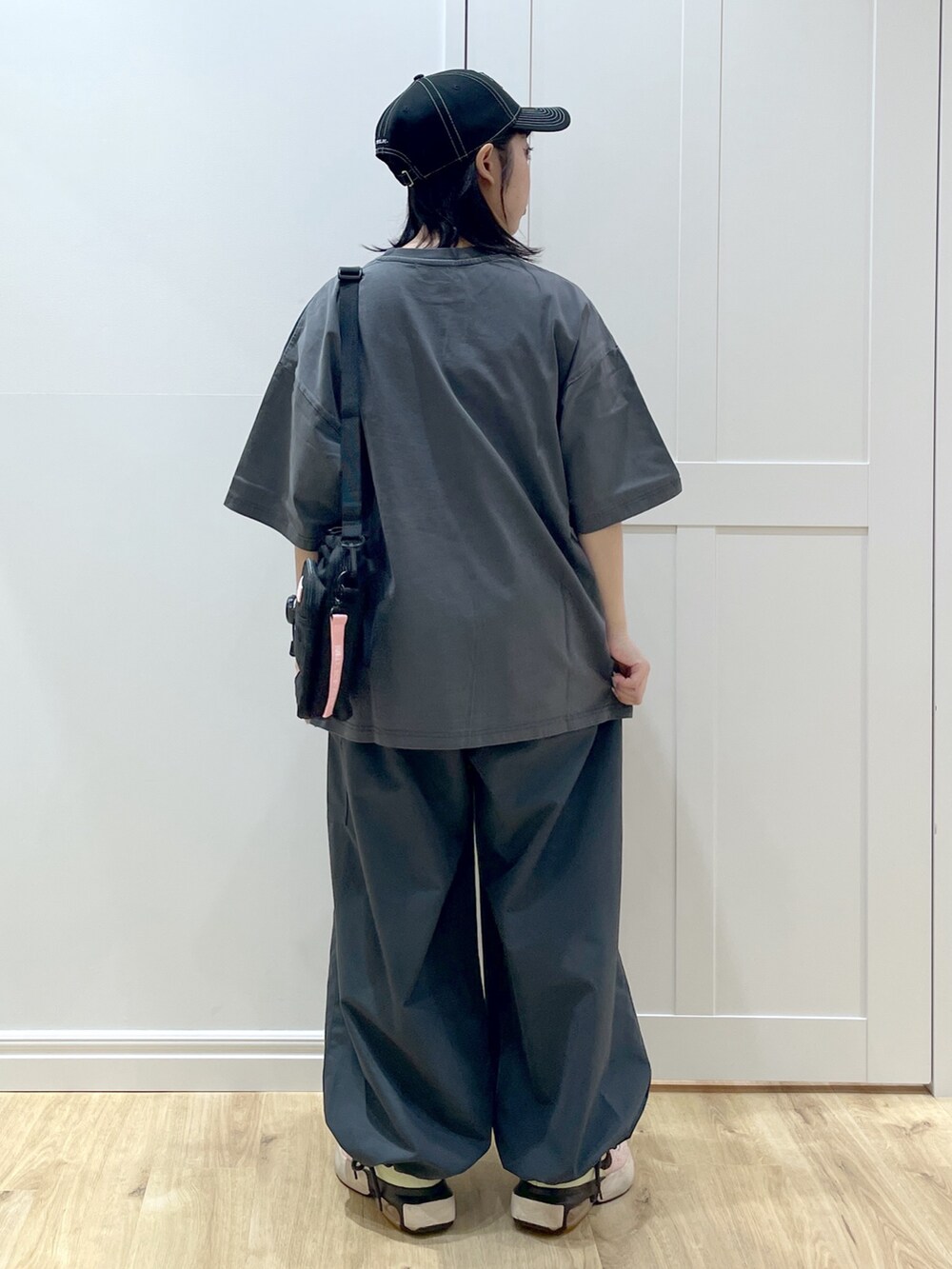 ピンク系のショルダーバッグ、グレー系のTシャツ/カットソー、グレー系のその他パンツを着用したレディースの夏コーディネートの3枚目の写真