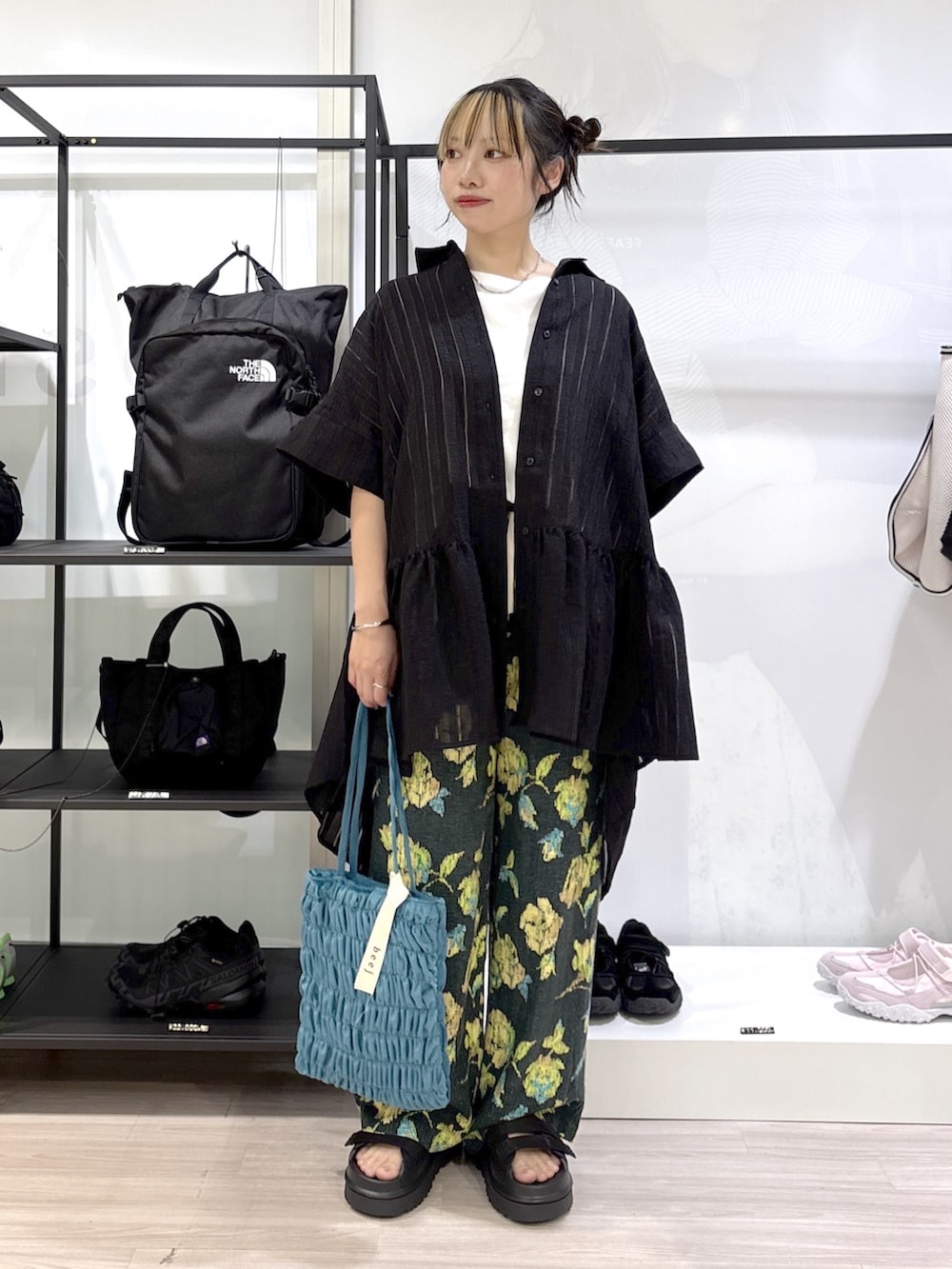 ホワイト系のTシャツ/カットソー、グリーン系のその他パンツ、ブラック系のサンダルを着用したレディースの春コーディネートの2枚目の写真