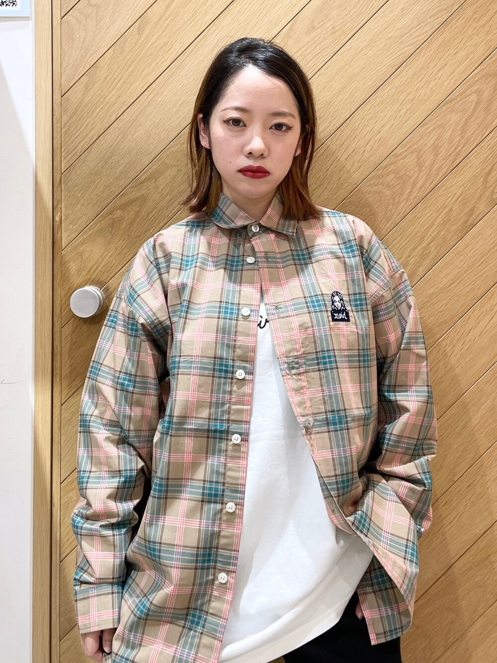 ブラック系のブーツ、ブラック系のデニムパンツ、グレー系のシャツ/ブラウスを着用したレディースの秋コーディネートの2枚目の写真