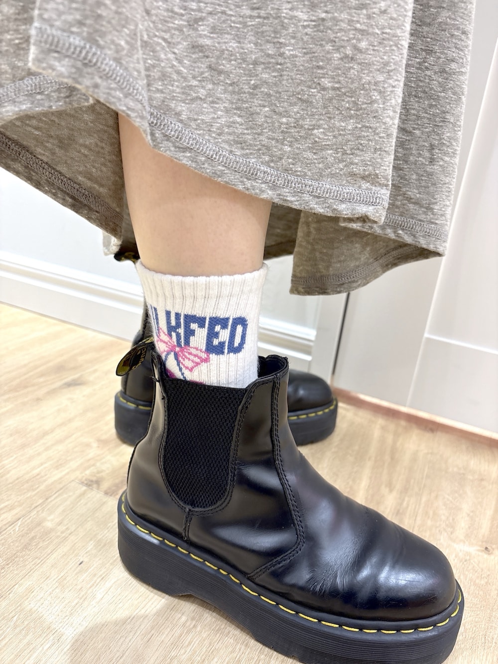 ピンク系のショルダーバッグ、ピンク系のバックパック/リュック、ブラック系のブーツを着用したレディースの春コーディネートの6枚目の写真