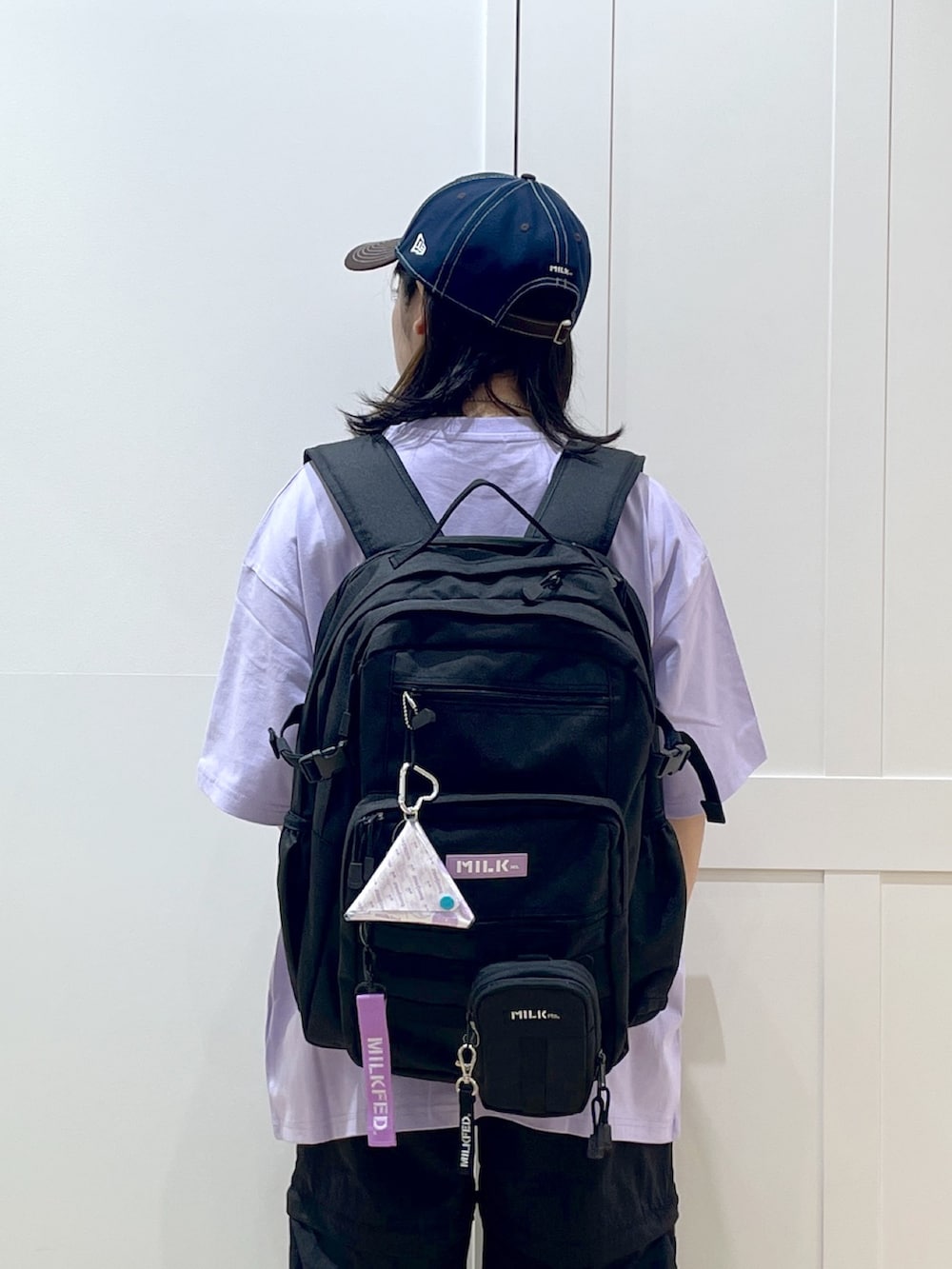 ブラック系のサンダル、ブラック系のその他パンツ、パープル系のTシャツ/カットソーを着用したレディースの夏コーディネートの5枚目の写真