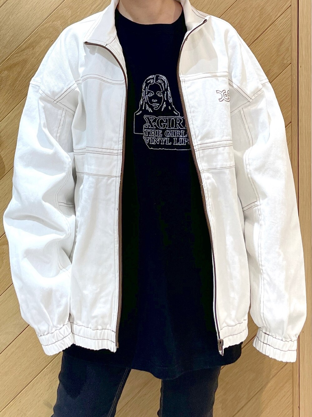 ブラック系のショルダーバッグ、ブラック系のTシャツ/カットソー、ブラック系のその他パンツを着用したレディースの冬コーディネートの3枚目の写真