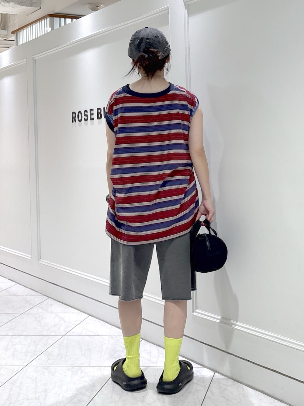 ブラック系のその他パンツ、ブルー系のTシャツ/カットソー、ブラック系のサンダルを着用したレディースの夏コーディネートの2枚目の写真