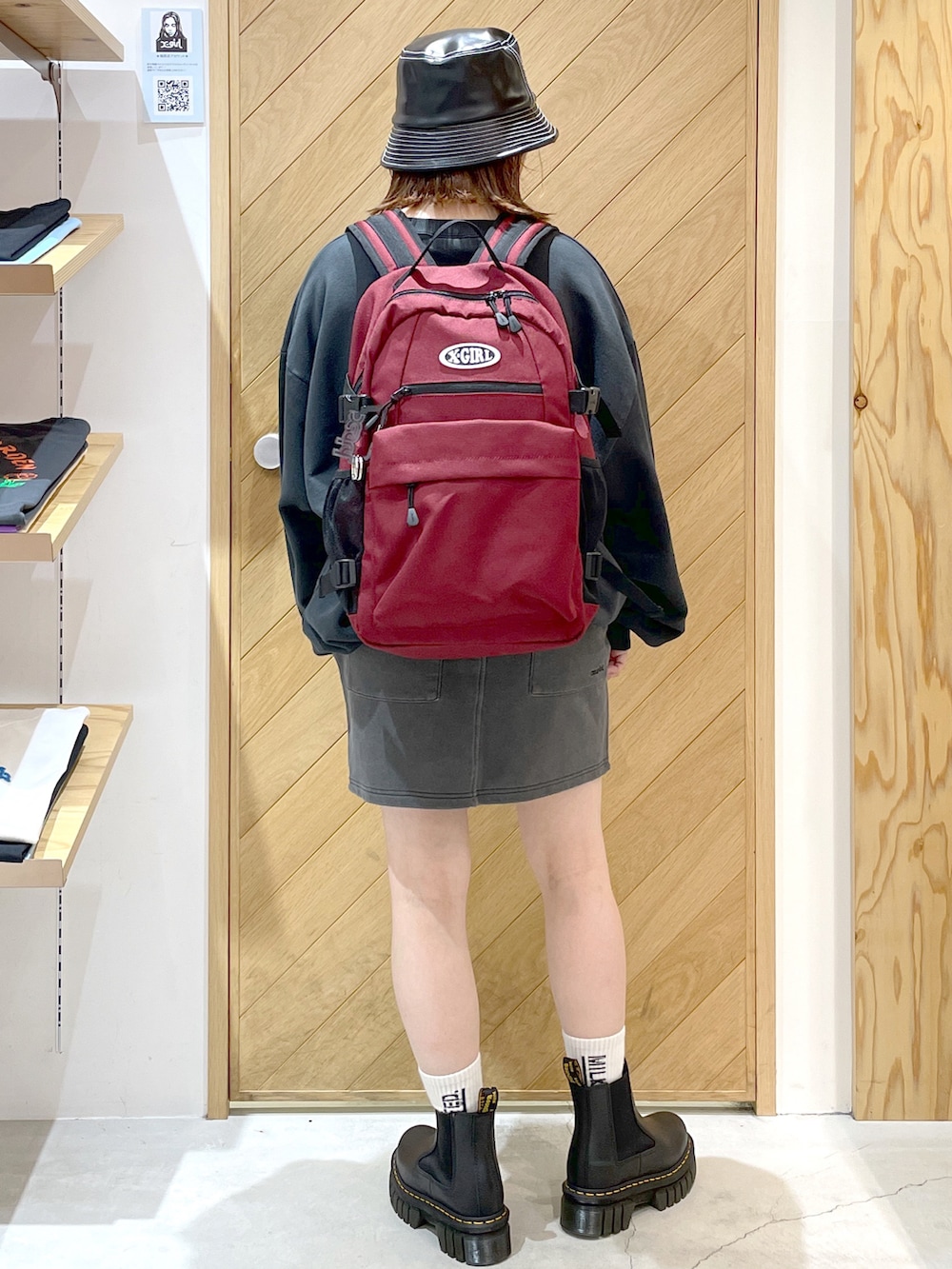 「おしゃれさんと繋がりたい、ブーツ、ドクターマーチン、x-girl、エックスガール、バックパック、オーバーサイズ、カレッジスウェット、スウェット、バケットハット、低身長、相互フォロー、ミニスカート、スウェットセットアップ、ストリート」｜「X-girlのFAUX LEATHER BUCKET HAT/フェイクレザー バケットハット（ハット、ブラック系）」を使った、SAKI 🍣さん（レディース・151cm）の秋コーディネートの4枚目の写真