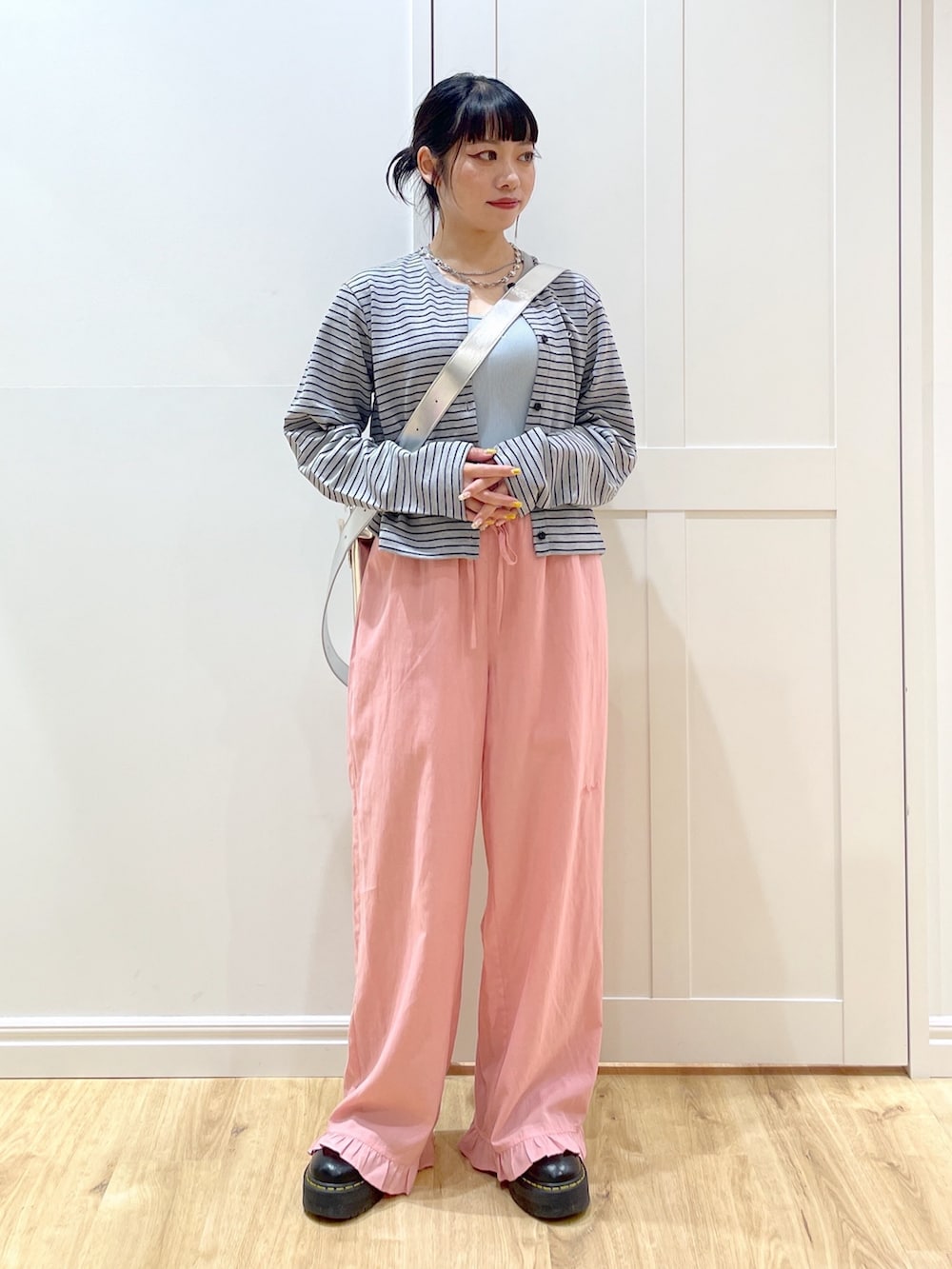 グレー系のカーディガン/ボレロ、ピンク系のその他パンツ、ブラック系のブーツを着用したレディースの夏コーディネートの2枚目の写真