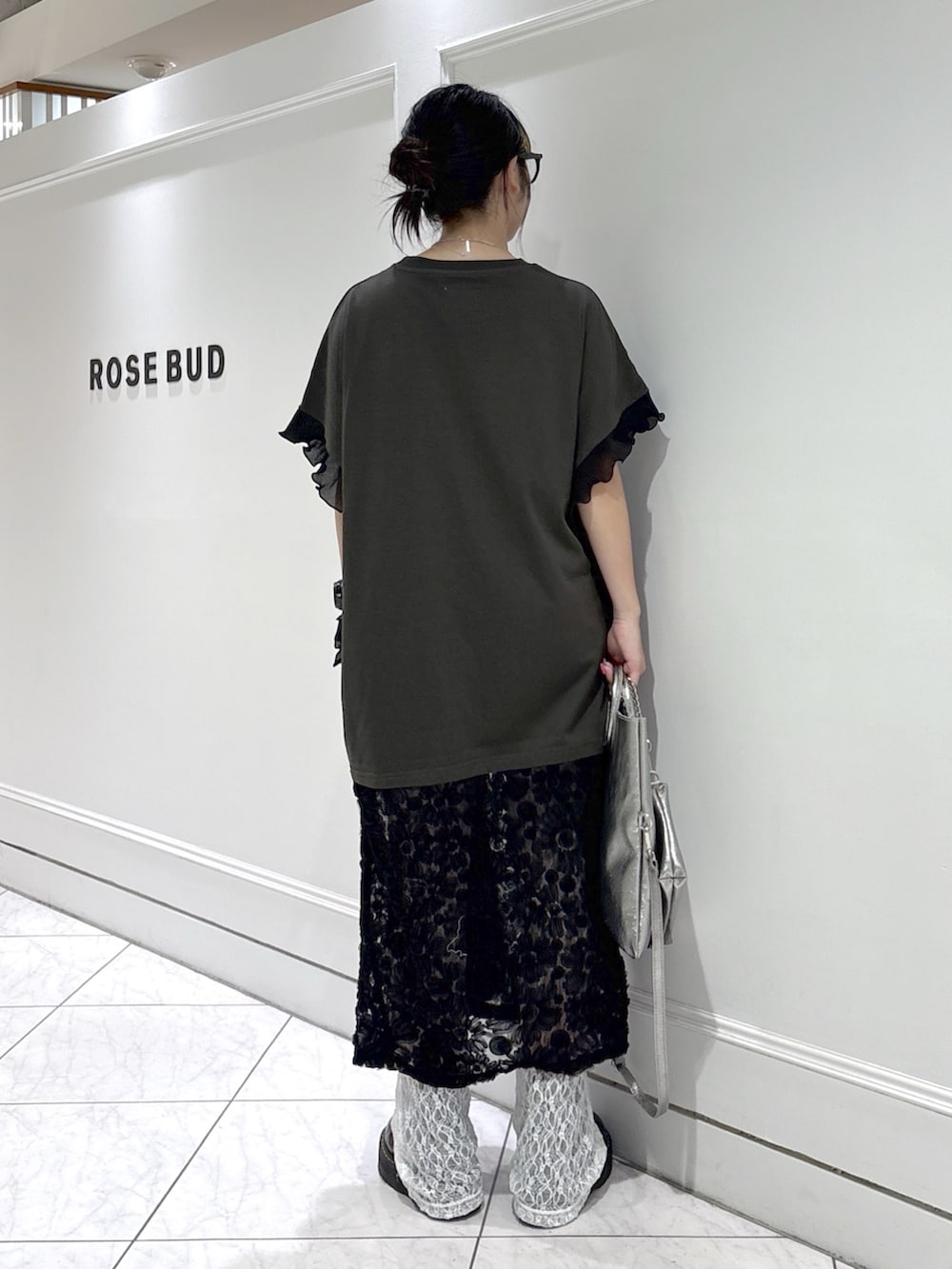 ブラック系のワンピース、ホワイト系のその他パンツ、ブラック系のブーツを着用したレディースの夏コーディネートの3枚目の写真