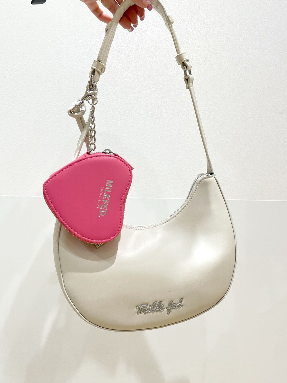 ブラック系のブーツ、ブラック系のスカート、ブラック系のタンクトップを着用したレディースの夏コーディネートの5枚目の写真