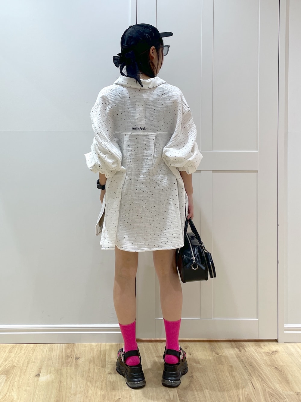 ブラック系のショルダーバッグ、ブラック系のサンダル、ブラック系のタンクトップを着用したレディースの夏コーディネートの6枚目の写真