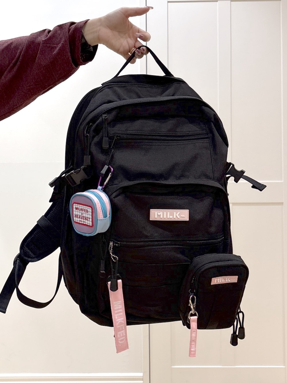 ピンク系のショルダーバッグ、ピンク系のバックパック/リュック、ブラック系のブーツを着用したレディースの春コーディネートの7枚目の写真